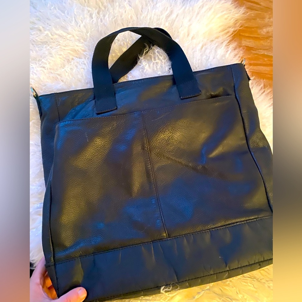 VGC 8/10 Calvin Klein leather men’s side messenger bag !!